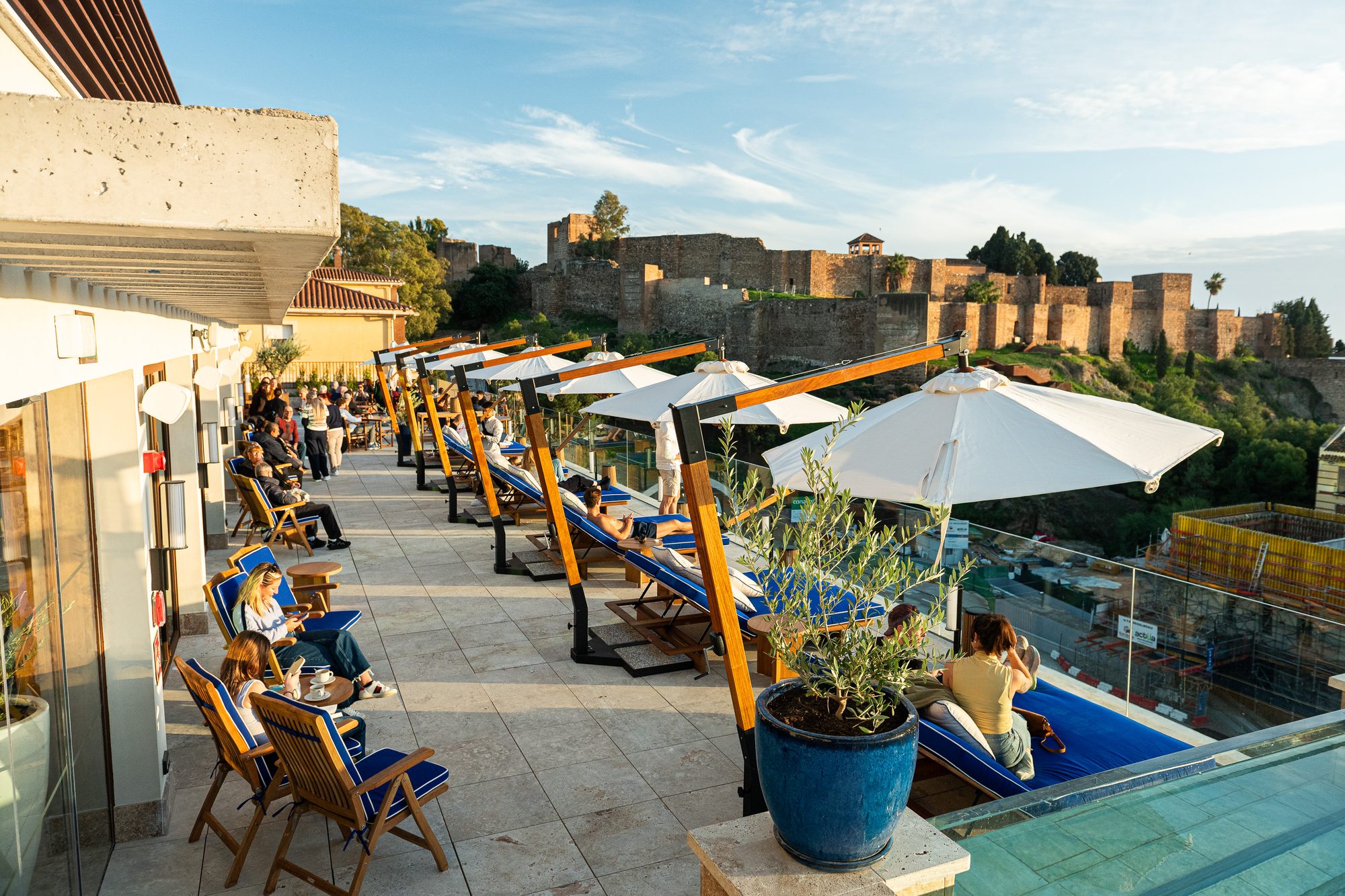 Rooftop y piscina de Cañitas al Fresco con la Alcazaba de Málaga al fondo