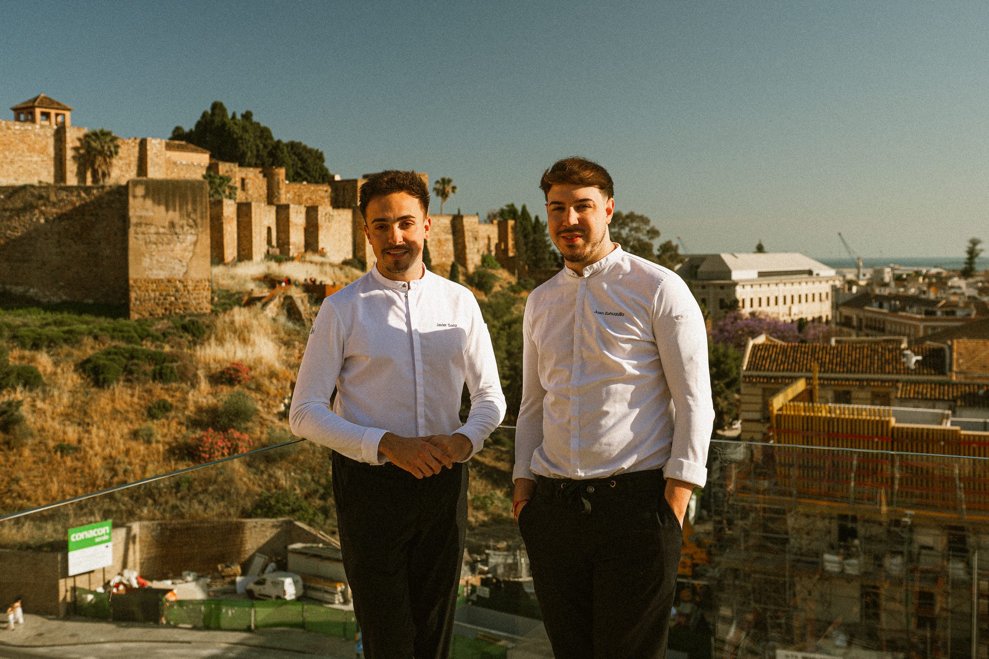 Los chefs Javier Sanz y Juan Sahuquillo con la Alcazaba de Málaga al fondo