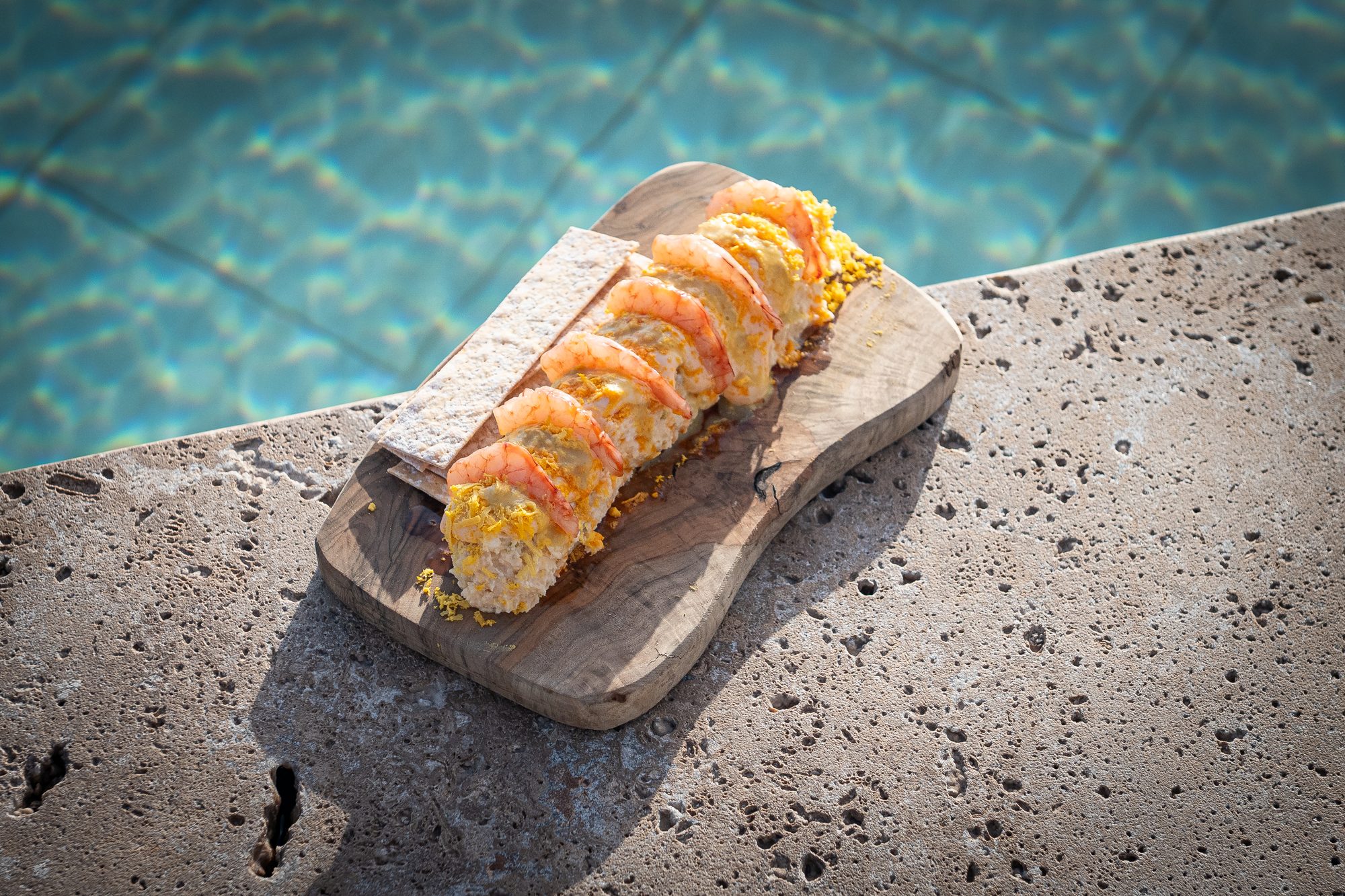 Ensaladilla de gamba blanca junto a la piscina de Cañitas al Fresco