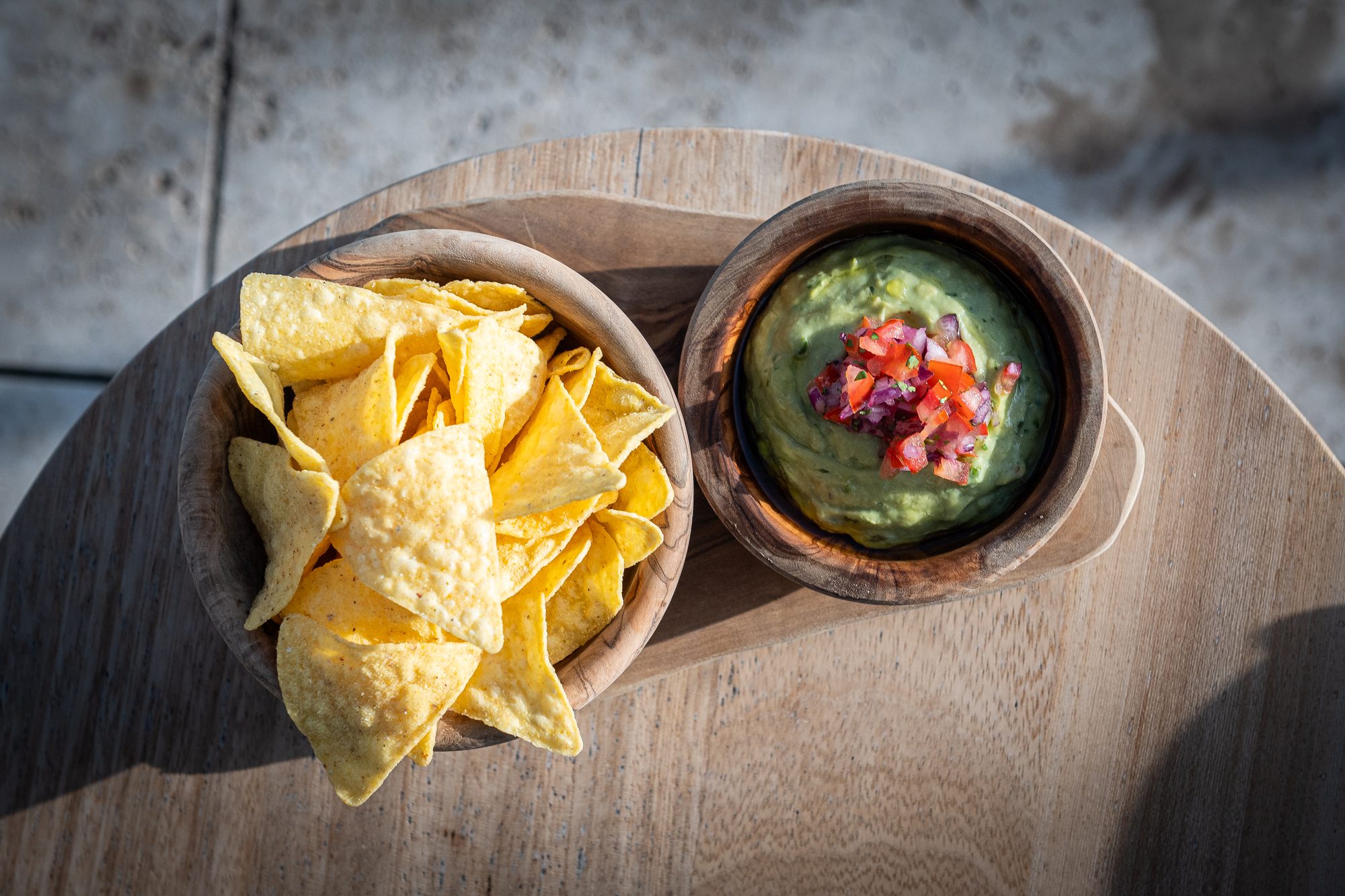 Guacamole casero con totopos crujientes en el rooftop Cañitas al Fresco
