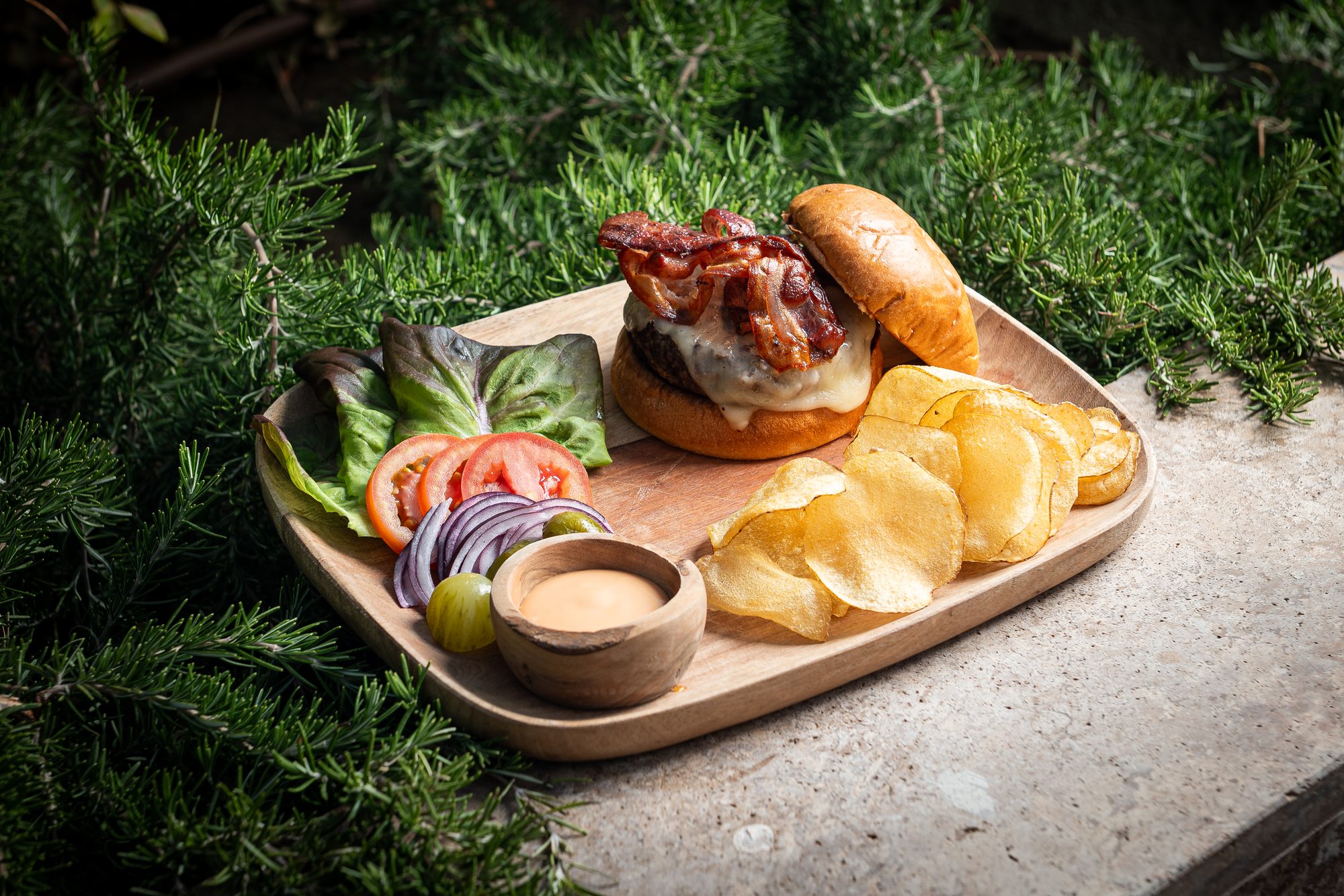 Burger de vaca gallega con bacon ahumado y patatas en Cañitas al Fresco