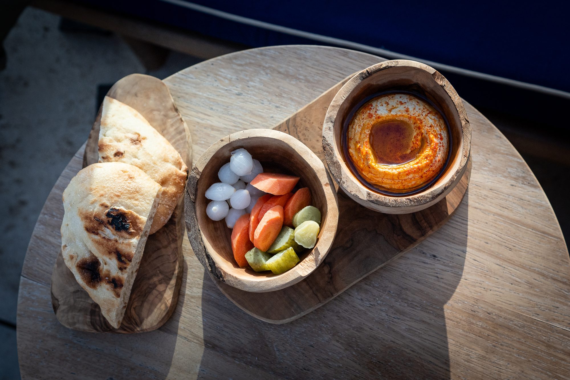 Hummus con crudités encurtidos y torta de aceite en Cañitas al Fresco