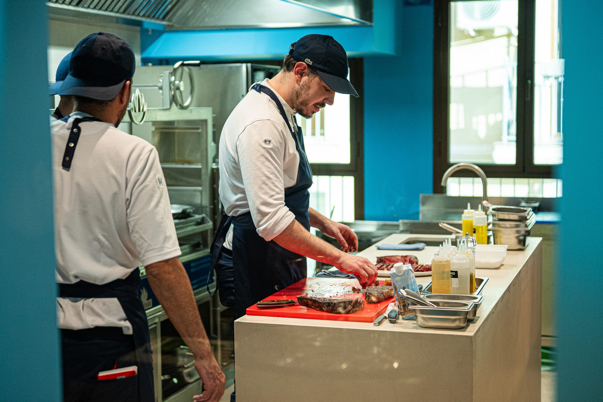 El chef Juan Sahuquillo emplatando en la cocina de Cañitas Málaga