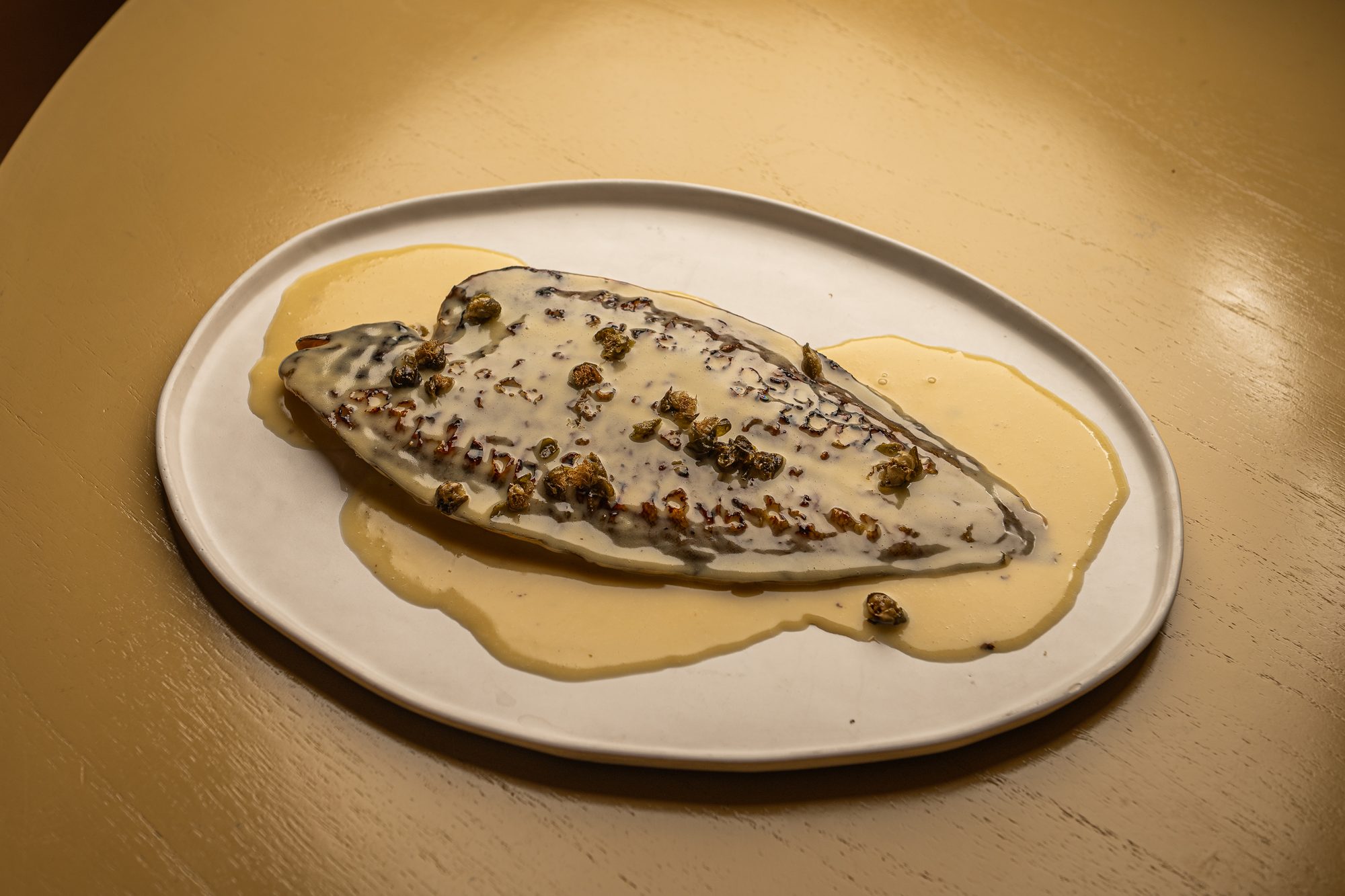 Lenguado asado en brasas con meunière cítrica y alcaparras fritas