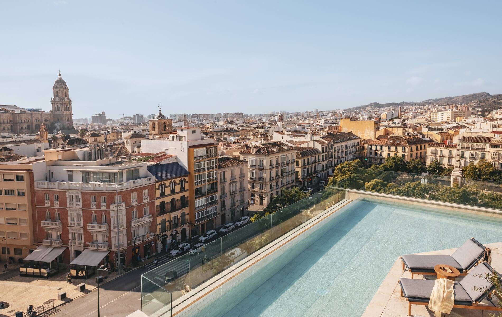 Piscina de ME Málaga con la Catedral y el casco histórico al fondo