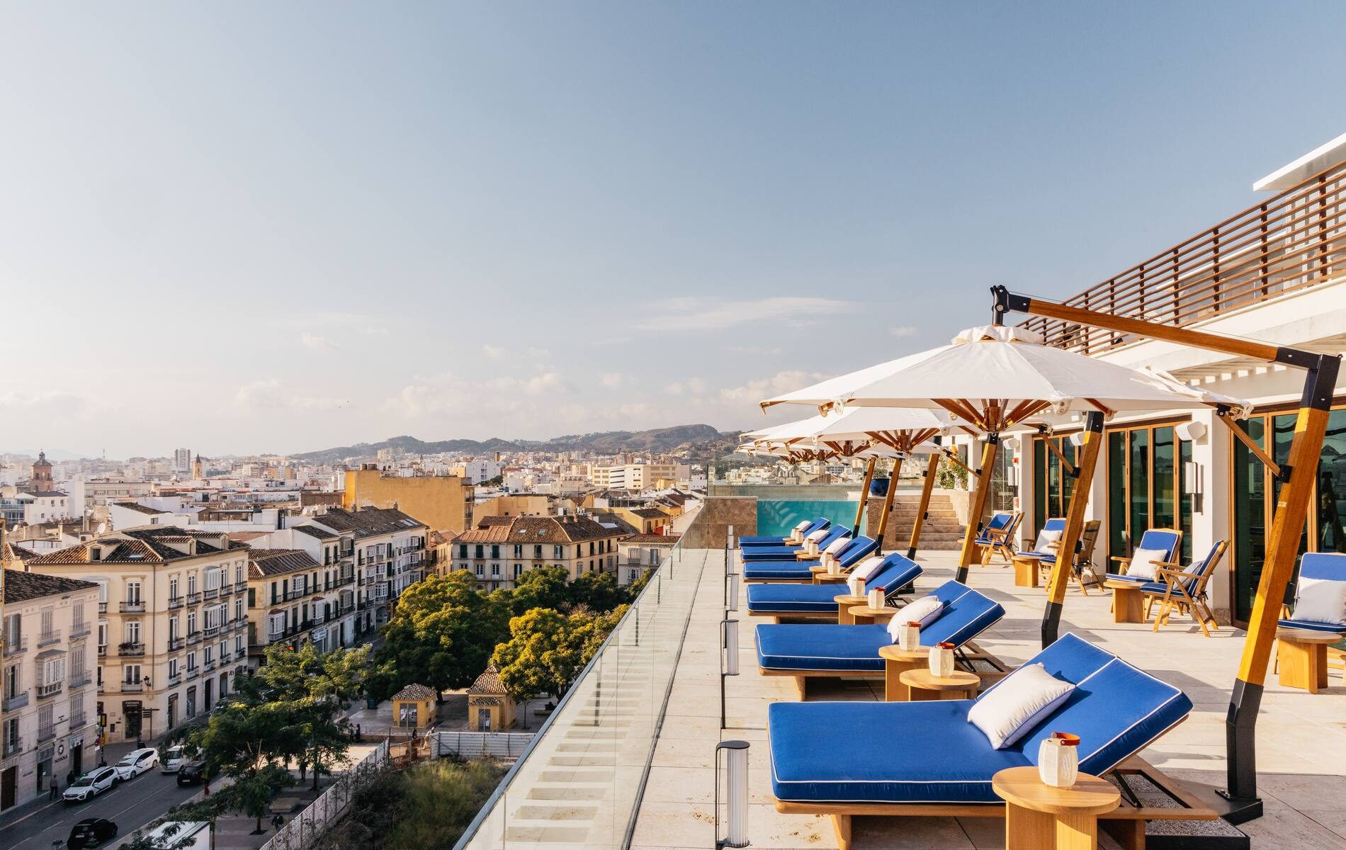 Piscina infinity en la azotea de ME Málaga by Meliá, con tumbonas y vistas a la ciudad