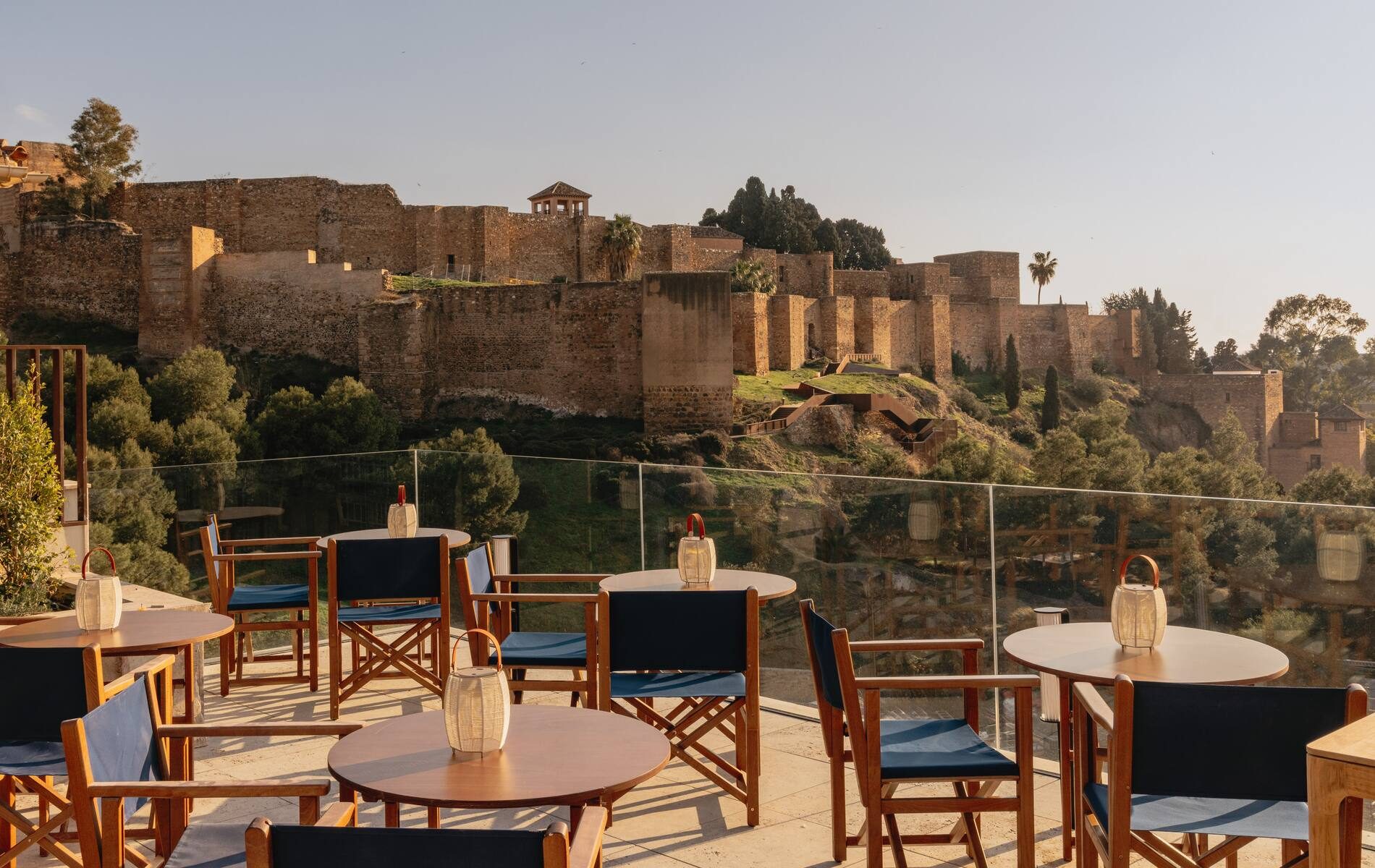 Terraza de ME Málaga al atardecer con la Alcazaba al fondo