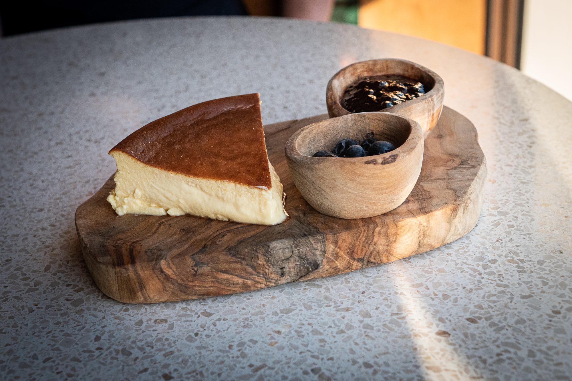 Tarta de queso suave y cremosa con arándanos y confitura casera